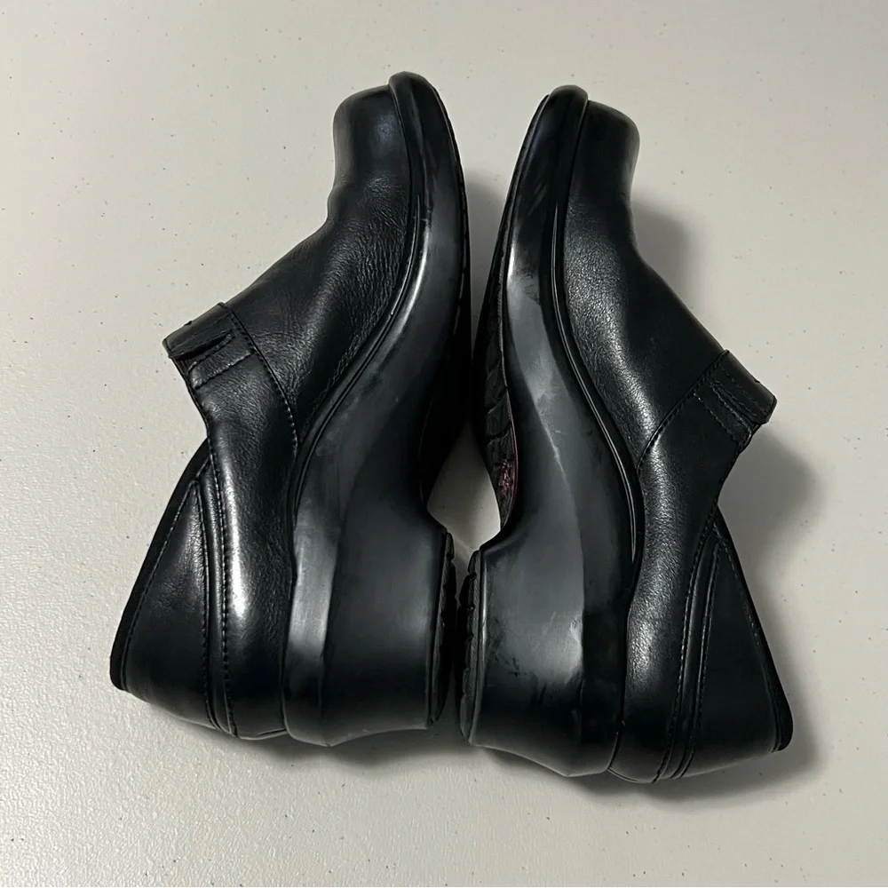 ARIAT Slip On Black Leather Clogs - Picture 9 of 14